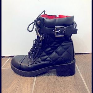 NWOT G Guess Black chunky heeled boots